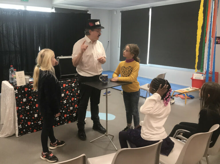 Les coulisses d’un atelier magie : comment je prépare les enfants à la restitution