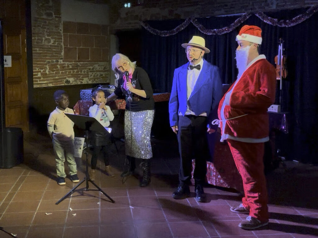 sylvio le magicien avec le père noel à l'occasion d'un spectacle pour un arbre de noël