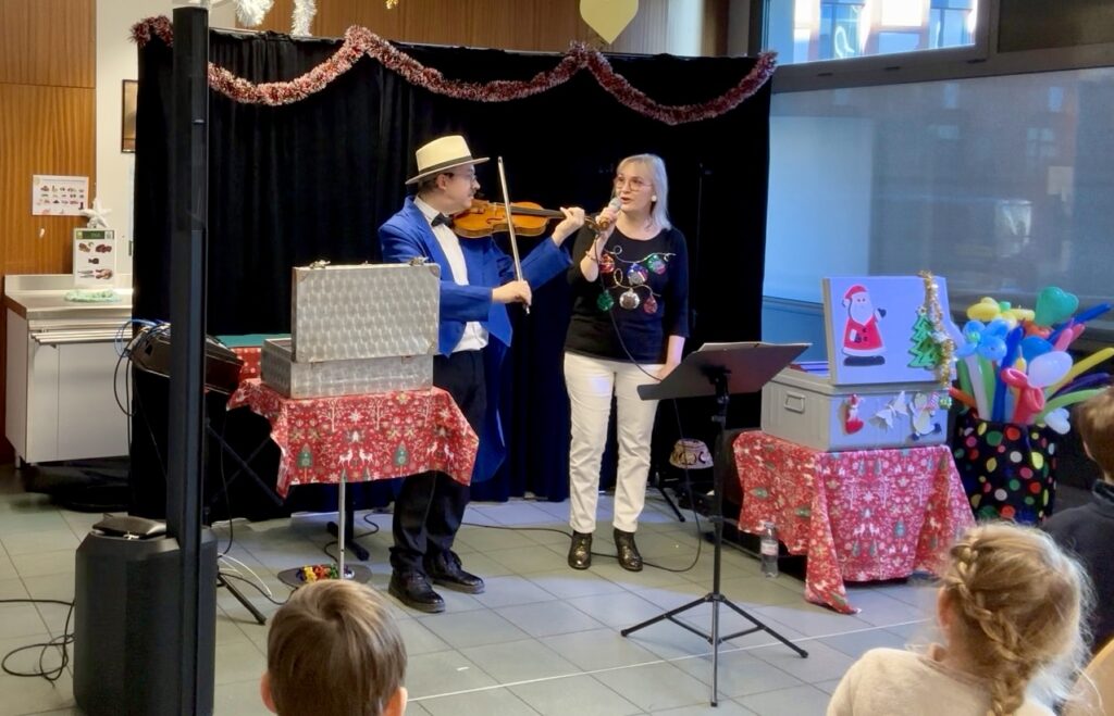 Sylvio au violon avec la chanteuse Natymi en spectacle de magie de noël