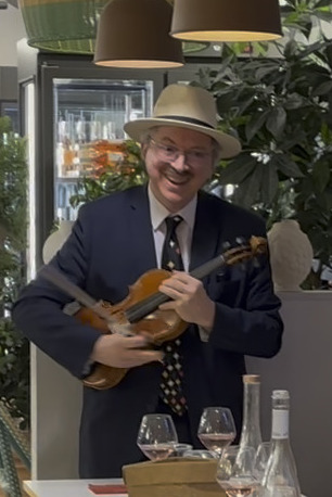 sylvio magicien violoniste albi occitanie magie de près close up