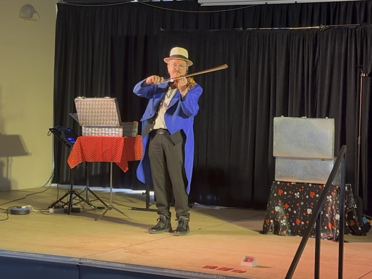 image sylvio magic show violin 31 09