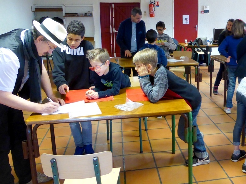 Lire la suite à propos de l’article Les 7 bienfaits pédagogiques d’un atelier magie pour enfants